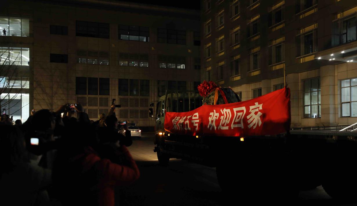 Truk membawa Kapsul pembawa pulang wahana antariksa Chang'e-5 di Akademi Teknologi Luar Angkasa China di Beijing, China (17/12/2020). Chang'e-5 membawa sampel Bulan pertama yang diambil oleh China sekaligus sampel Bulan terbaru di dunia selama lebih dari 40 tahun. (Xinhua/Jin Liwang)
