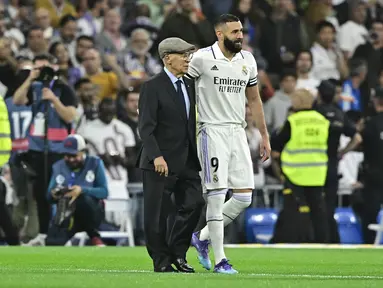 Mantan penyerang Real Madrid, Amancio Amaro Varela berjalan bersama dengan Amancio Amaro Varela sebelum pertandingan La Liga Spanyol antara Real Madrid dan Osasuna di stadion Santiago Bernabeu di Madrid pada 2 Oktober 2022. Amancio Amaro,yang juga mantan Presiden klub kehormatan, meninggal dunia pada usia 83 tahun, Selasa (21/2/2023). (AFP/Javier Soriano)