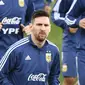 Gelandang Argentina, Lionel Messi, berlari ringan saat latihan di Valdebebas, Madrid, Senin (18/3). Latihan ini merupakan persiapan jelang laga persahabatan melawan Venezuela. (AFP/Gabriel Bouys)