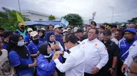Wakil Menteri Ketenagakerjaan (Wamenaker) Imanuel Ebenezer bersama Presiden Konfederasi Serikat Pekerja Seluruh Indonesia (KSPSI) Andi Gani Nena Wea medatangi PT Softex Indonesia di kawasan industri Karawang Jabar Industrial Estate (KJIE), Karawang, Jawa Barat, Senin (20/1/2025).