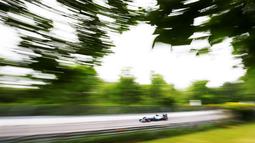 Aksi pebalap Mercedes, Lewis Hamilton, saat kualifikasi F1 GP Kanada di Sirkuit Gilles Villeneuve, Montreal, Kanada (11/6/2016). Hamilton akan start terdepan dalam balapan hari Minggu (12/6/2016). (AFP/Chris Roussakis)