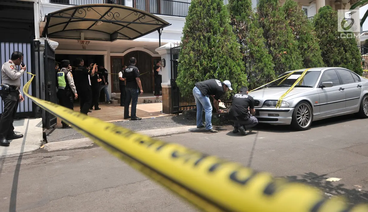 Polisi memasangi garis  polisi pada barang bukti mobil dalam kasus pabrik pembuatan liquid vape narkoba di Kelapa Gading, Jakarta, Rabu (31/10). Polisi menyita barang bukti liquid vape narkoba, rokok elektrik, dan sebuah mobil. (Merdeka.com/Iqbal Nugroho)