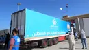 Truk-truk telah berbaris di dekat Rafah selama beberapa hari, menunggu perbatasan dibuka.  (Mohammed Assad / AFP)