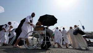 Tarwiyah dilakukan jemaah dengan cara meninggalkan Makkah menuju Mina dengan berpakaian ihram dan berniat untuk menunaikan ibadah haji. (AP Photo/Rafiq Maqbool)