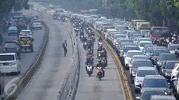 Puluhan pengendara motor melanggar masuk ke jalur bus transjakarta di kawasan Mampang Prapatan, Jakarta, Kamis (29/10). Lemahnya penegakan hukum menyebabkan banyaknya kendaraan pribadi yang menyerobot jalur bus Transjakarta. (Liputan6.com/Gempur M Surya)