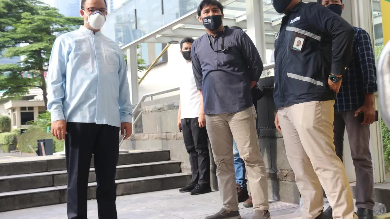 Gubernur DKI Jakarta Anies Baswedan meninjau sejumlah fasilitas umum yang hancur saat Demo UU Cipta Karya, Kamis, 8 Oktober 2020. (Dok: Humas Pemprov DKI)