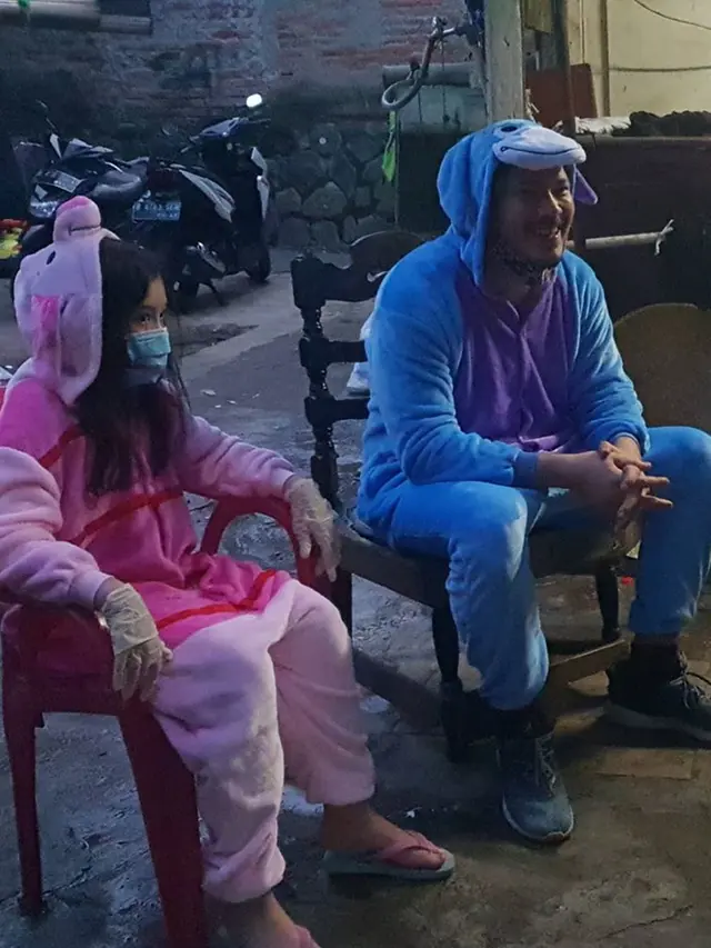 6 Potret Zack Lee dan Anaknya Bagi Makanan Gratis Pakai Kostum Lucu, Curi Perhatian