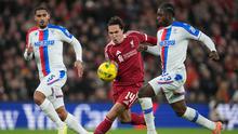 Jaydee Canvot (Crystal Palace) berebut bola dengan Federico Chiesa (Liverpool) dalam laga putaran keempat Piala Liga Inggris di Anfield, 30 Oktober 2025. (AP Photo/Jon Super)