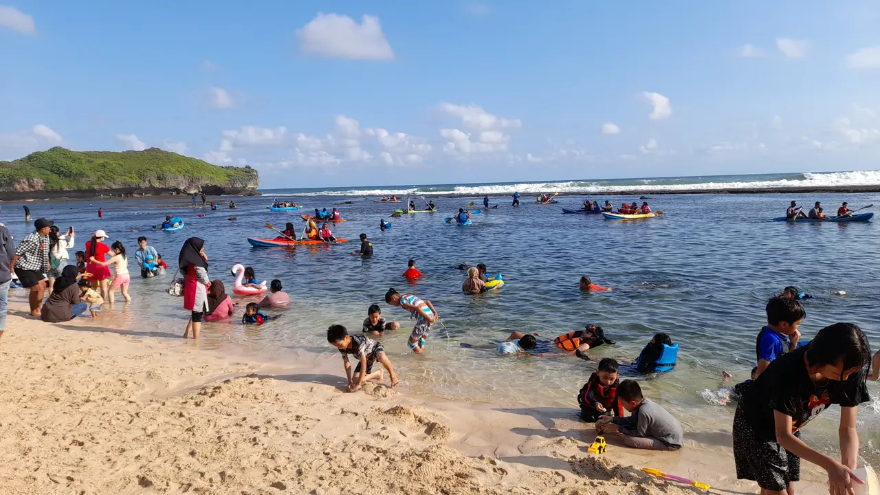 Suasan Pantai Sadranan Gunungkidul dengan wahana Kano