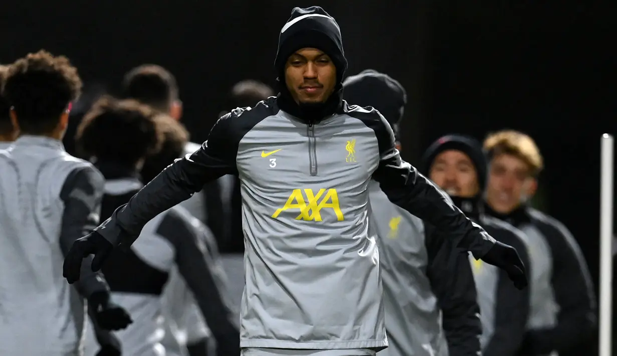 Pemain Liverpool Fabinho mengambil bagian dalam sesi latihan di pusat pelatihan Axa, Kirkby, Inggris, 23 November 2021. Liverpool akan menghadapi Porto pada pertandingan sepak bola Grup B Liga Champions. (Paul ELLIS/AFP)