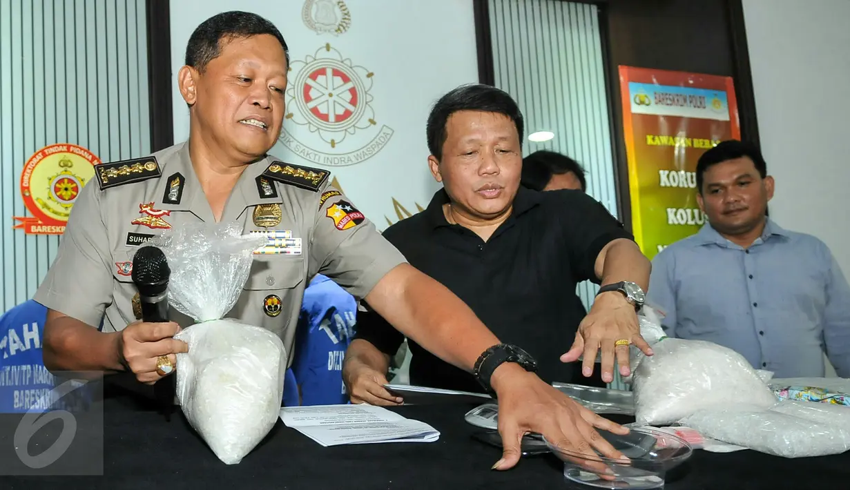 Wadir Tipid Narkoba, Kombes Pol Nugroho Aji Wiajayanto (tengah) menunjukan barang bukti shabu saat rilis, Jakarta, (18/3). Dirtipid Narkoba Bareskrim Polri berhasil mengungkap sindikat narkotika jaringan Malaysia-Indonesia. (Liputan6.com/Yoppy Renato)