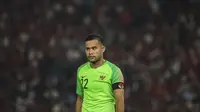 Kiper Timnas Indonesia, Andritany Ardhiyasa, mengamati rekannya saat melawan Malaysia pada laga Kualifikasi Piala Dunia 2022 di SUGBK, Jakarta, Kamis (5/9). Indonesia kalah 2-3 dari Malaysia. (Bola.com/Vitalis Yogi Trisna)