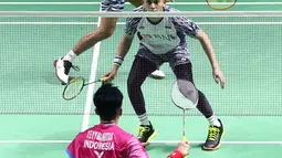 Pebulu tangkis ganda putra Indonesia, Fajar Alfian/Muhammad Rian Ardianto saat bertanding melawan Pramudya Kusumawardana/Yeremia Erich Yoche Yacob Rambitan pada babak 16 besar Indonesia Masters 2022 di Istora Senayan, Jakarta, Kamis (9/6/2022). Fajar/Rian unggul 16-21, 21-17, dan 21-13. (Liputan6.com/Helmi Fithriansyah)