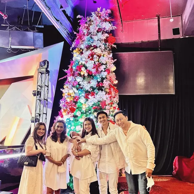 Potret 6 Artis Bareng Ibunda dan Mama Mertua, Kompak Bak Kakak Adik