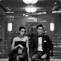 Mengenakan busana serba hitam, Maudy tampil memesona dengan ball gown. Sedangkan Jesse tampil gagah dengan setelannya. [Foto: Instagram/maudyayunda]