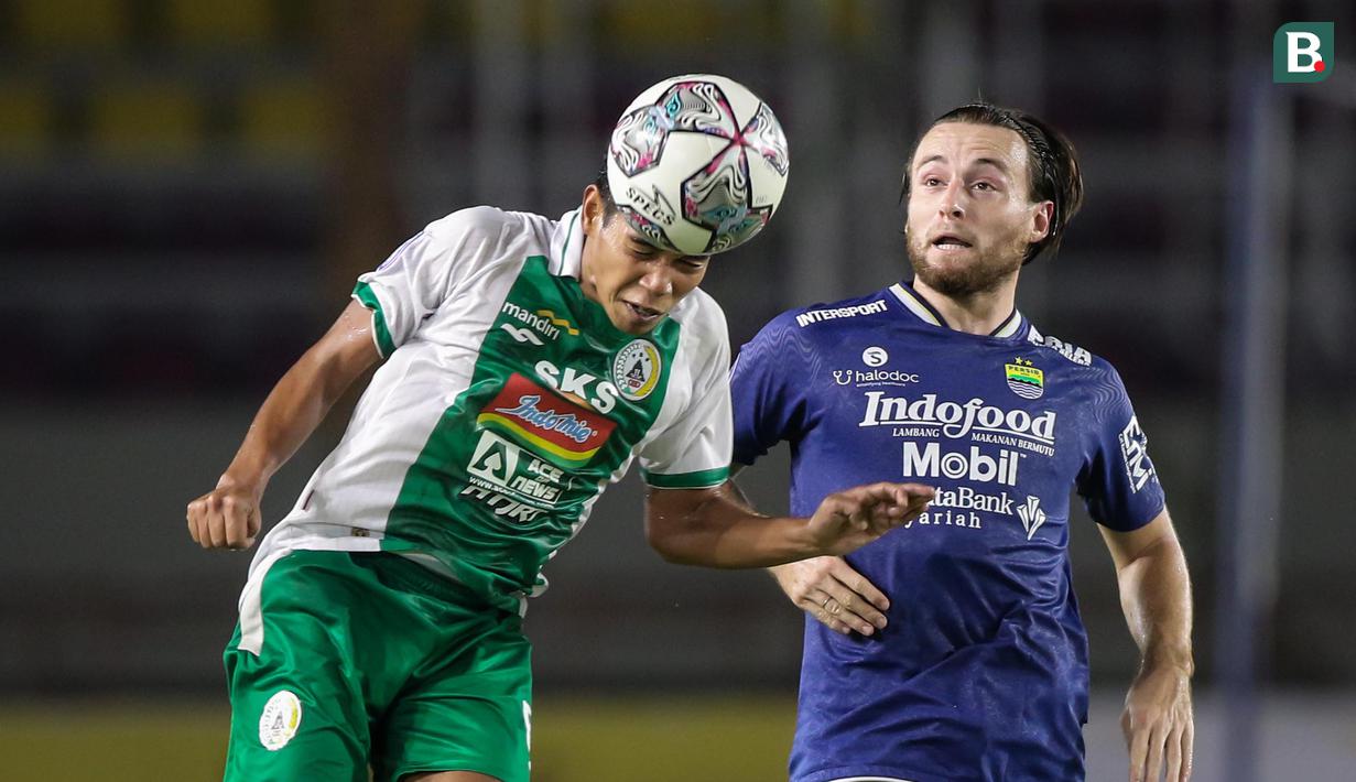 PSS berhasil memperkecil kedudukan berkat penyelesaian yang dilakukan Irfan Jaya di menit ke-87. Kedudukan 4-2 bertahan hingga wasit meniup peluit panjang tanda pertandingan berakhir. (Bola.com/Bagaskara Lazuardi)