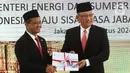 Menteri Energi dan Sumber Daya Mineral (ESDM) yang baru Bahlil Lahadalia dan pejabat lama Arifin Tasrif saat acara serah terima jabatan Menteri ESDM di Kantor Kementerian ESDM, Jakarta, Senin (19/8/2024). (merdeka.com/Arie Basuki)