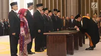 Ketua Mahkamah Agung (MA) Hatta Ali menandatangani dokumen saat pelantikan anggota Komisioner Otoritas Jasa Keuangan yang baru di Jakarta, Kamis (20/7). (Liputan6.com/Angga Yuniar)