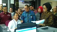 Menteri Keuangan (Menkeu), Sri Mulyani Indrawati mengunjungi Kantor Pelayanan Perbendaharaan Negara (KPPN) Jakarta II, Kamis (21/12/2017). (Fiki/Liputan6.com)
