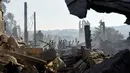 Petugas keamanan memeriksa area yang terkena ledakan gudang kembang api di Tui, Spanyol, Rabu (23/5). Satu orang tewas dalam kejadian tersebut. (MIGUEL RIOPA/AFP)