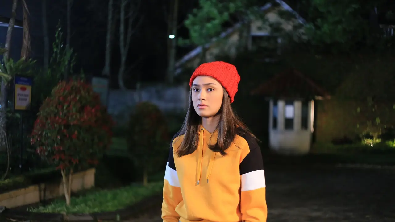 Caitlyn Helderman di film The Watcher