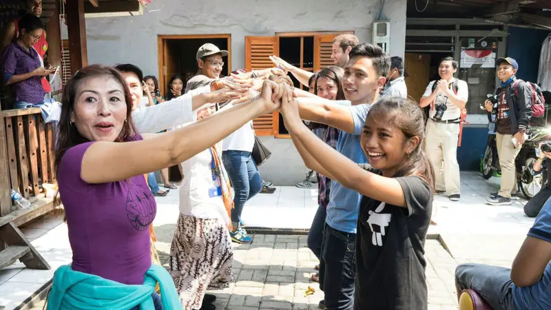 Bermain dengan warga keturunan Portugis di Kampung Tugu 