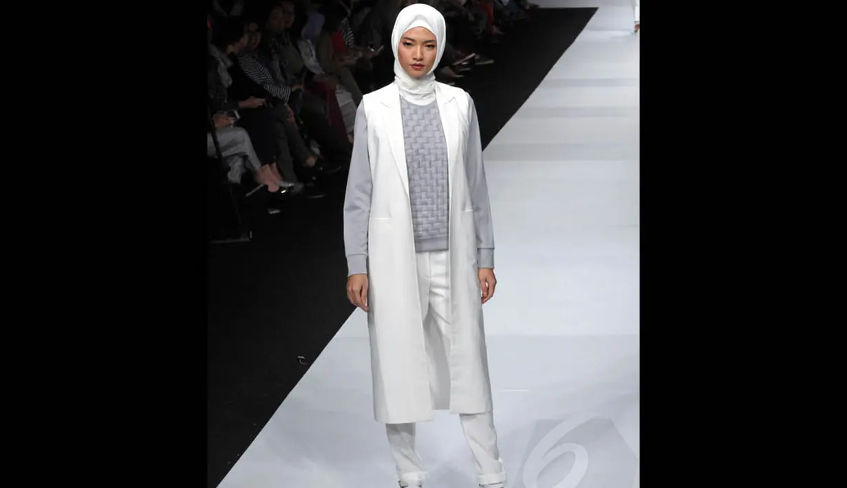 Label busana Muslim Etu tampil di hari pertama Jakarta Fashion Week, Sabtu (1/11/2014). (Liputan6.com/Panji Diksana)