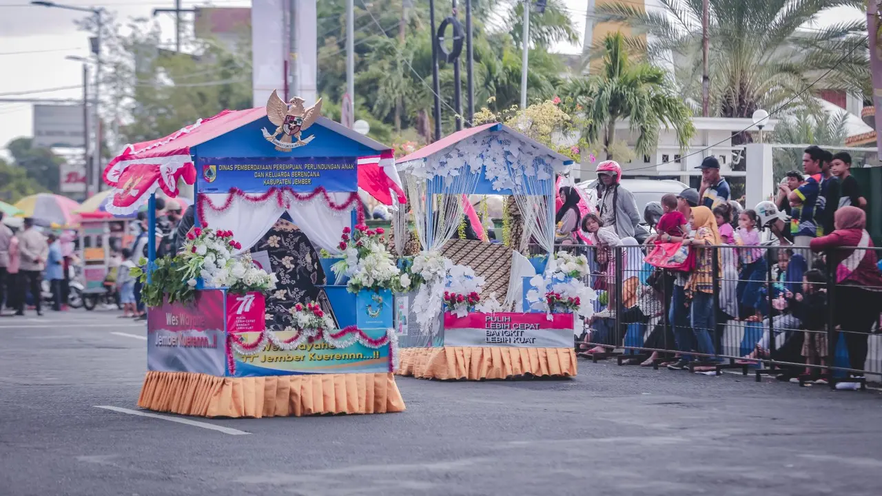 Karnaval Becak Hias ramaian  kegiatan di bulan Agustus di Kabupaten Jember (Istimewa)