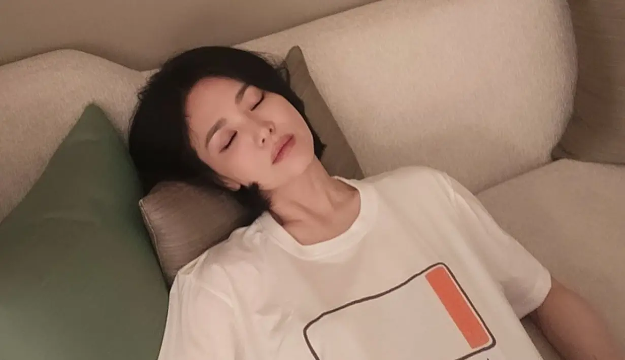 <p>Bahkan foto dalam balutan busana dan riasan kasual pun pesona Song Hye Kyo masih terpancar. (Foto: Instagram/ kyo1122)</p>