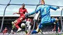 Darwin Nunez tampil menawan saat laga debutnya bersama Liverpool di Liga Inggris pada 6 Agustus 2022. Ia berhasil mencetak satu gol dan satu assist ke gawang Fulham. Sayangnya, The Reds hanya puas bermain imbang 2-2. (AFP/Justin Tallis)