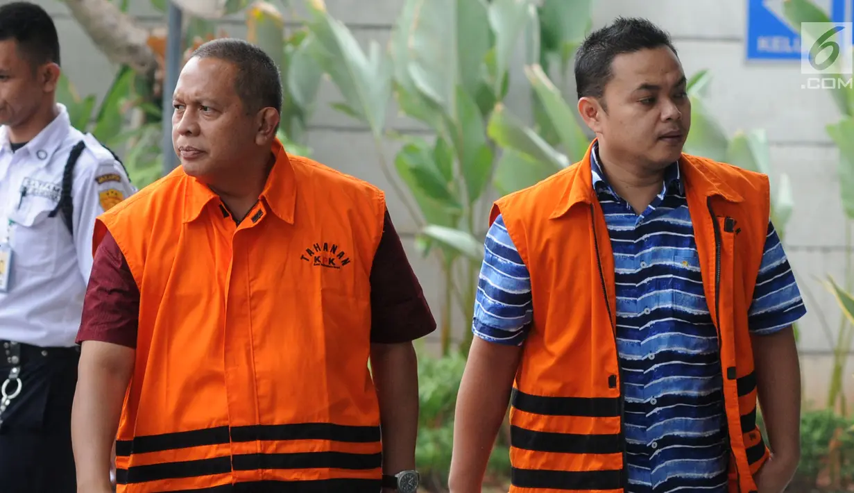 Tersangka dugaan suap pembangunan infrastruktur, Kadis PUPR Lampung Selatan Anjar Asmara (kiri) dan perantara suap APBN-P Kabupaten Sumedang TA 2018 Eka Kamaluddin (kanan) tiba di Gedung KPK, Jakarta, Kamis (9/8). (Merdeka.com/Dwi Narwoko)