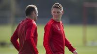 Dua pemain Manchester United, Wayne Rooney (kiri) dan Bastian Schweinsteiger (kanan). (AFP PHOTO / OLI SCARFF)