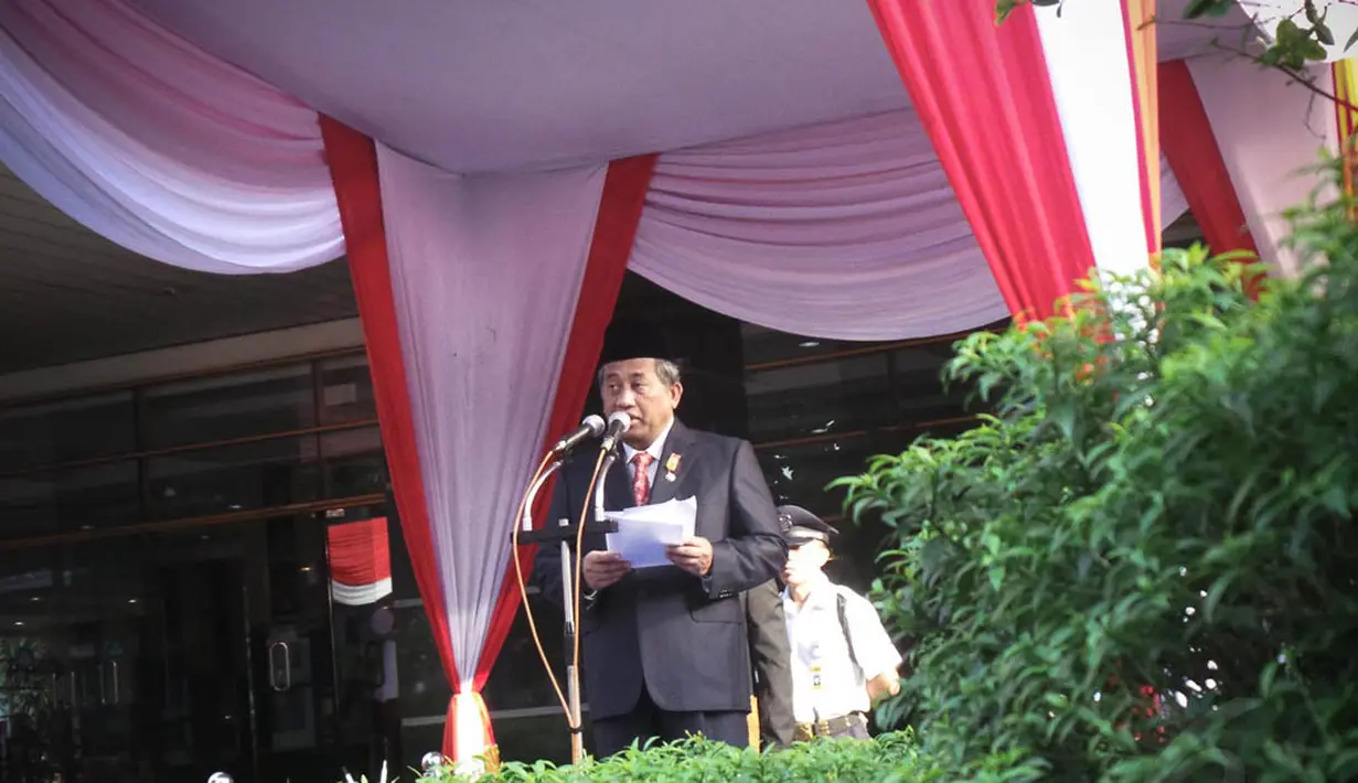 Menteri Pendidikan dan Kebudayaan M Nuh memimpin upacara HUT RI ke-69 di kantor Kemendikbud, Jakarta, Minggu (17/8/14). (Liputan6.com/Faizal Fanani) 