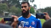 Sylvano Comvalius dalam latihan pertamanya di Arema, Selasa (30/4/2019). (Bola.com/Iwan Setiawan)