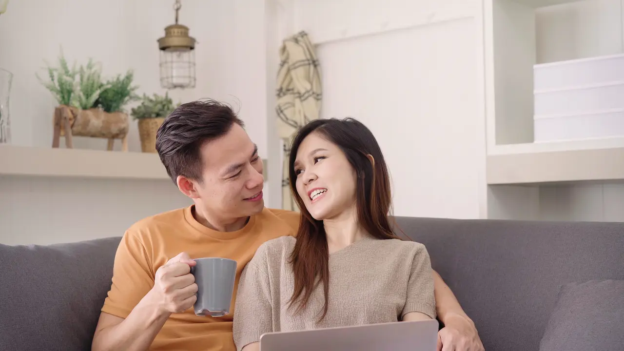 couple romantis bahagia