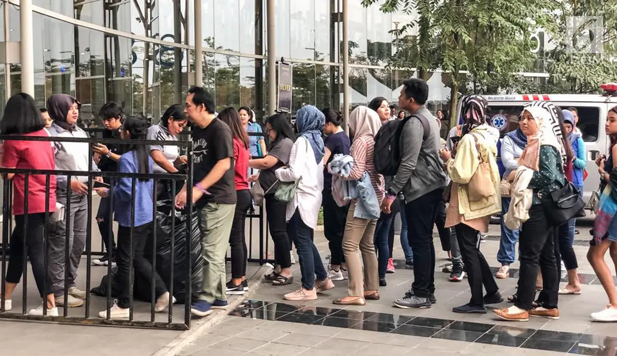 Penonton mengantre saat akan menyaksikan konser "Westlife-The Twenty Tour 2019" di ICE BSD, Tangerang, Banten, Selasa (6/8/2019). Konser ini merupakan reuni untuk menandai kembalinya boy group yang sempat vakum sejak tahun 2012. (Liputan6.com/Fery Pradolo)