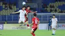 Sementara Timnas Vietnam U-17 bermain lebih santai karena situasi memang lebih menguntungkan bagi mereka. Tampak dalam foto, pemain Timnas Indonesia, Fardan Farras Prawita (kedua kiri) berbut bola dengan Duy Khang Truong Nguyen (kiri - Vietnam) pada laga Grup A Piala AFF U-17 2026 di Stadion Gelora Delta, Sidoarjo, Jawa Timur, Minggu (19/4/2026) malam WIB. (Bola.com/M Iqbal Ichsan)