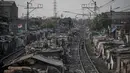 Kampung kumuh terlihat di sepanjang jalur kereta api di kawasan Senen, Jakarta, (26/9/14). (Liputan6.com/Faizal Fanani)