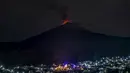 Gunung Api Popocatepetl memuntahkan abu dan asap seperti yang terlihat dari komunitas Santiago Xalitzintla, negara bagian Puebla, Meksiko, pada 22 Mei 2023. (ERIK GOMEZ TOCHIMANI / AFP)