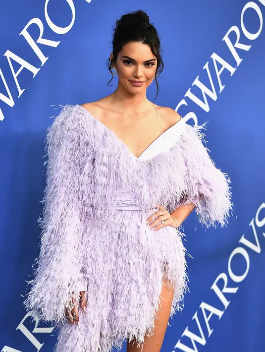 Model Kendall Jenner berpose saat menghadiri CFDA Fashion Awards 2018 di Museum Brooklyn di New York City, AS (4/6). Model 22 tahun ini tampil cantik dengan balutan gaun cocktail pink berbulu dan rambut berponi. (AFP Photo/Dimitrios Kambouris)