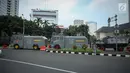 Petugas menyiapkan beberapa kendaraan taktis milik Brimob di sekitar area Patung Arjuna Wiwaha atau Patung Kuda, Jakarta, Jumat (28/7). Kendaraan taktis disiapkan untuk mengamankan aksi 287 yang digelar Presidium Alumni 212. (Liputan6.com/Faizal Fanani)