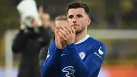 Bersama Liverpool, Chelsea menjadi anggota klub Big Six yang prestasinya tak sesuai ekspektasi hingga paruh kedua musim 2022/2023 ini. Chelsea pun bergerak cepat pada bursa transfer Januari 2023 dengan melakukan belanja besar-besaran yang sayangnya belum menampakkan hasil hingga kini. Dengan hadirnya muka-muka baru, otomatis membuka pintu bagi para pemain lama untuk hengkang karena terancam kehilangan menit bermain. Seperti 5 pemain berikut ini yang diprediksi akan cabut dari Stamford Bridge pada akhir musim 2022/2023, salah satunya akibat kekurangan menit bermain. (AFP/Ina Fassbender)