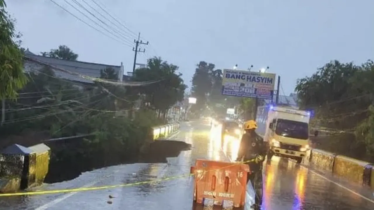 Jembatan penghubung Bondowoso-Jember sebagian ambrol. (Liputan6.com/Hermawan Arifianto)