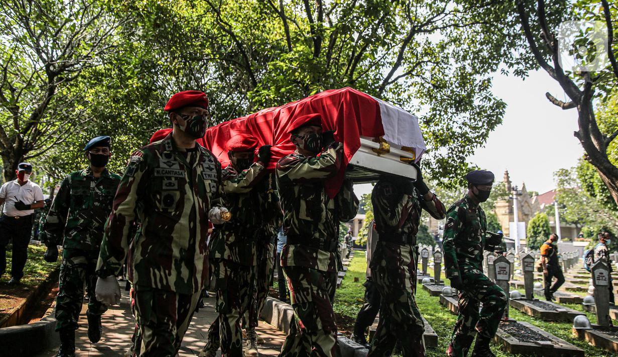 Personel TNI mengusung  jenazah mantan KSAD Jenderal TNI (Purn) Pramono Edhie Wibowo saat pemakaman di Taman Makam Pahlawan Kalibata, Jakarta, Minggu (14/6/2020). Pemakaman Pramono Edhie Wibowo dilaksanakan secara militer. (Liputan6.com/Faizal Fanani)