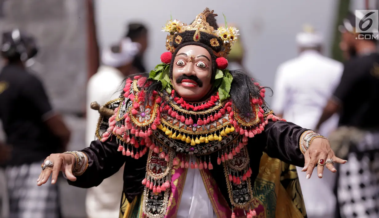 Penari Bali tampil pada prosesi upacara Purnama Kapat di Pura Besakih, Karangasem, Kamis (5/10). Pura Besakih di Desa Besakih ditetapkan dalam zona KRB II karena berjarak sekitar sembilan km dari puncak kawah Gunung Agung. (Liputan6.com/Gempur M Surya)
