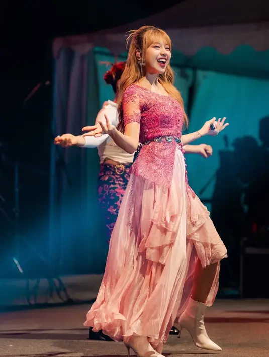 Kebaya dipadukan belt model keong silver yang menarik. Serta rok panjang flowy warna soft pink. [@gheaindrawari]