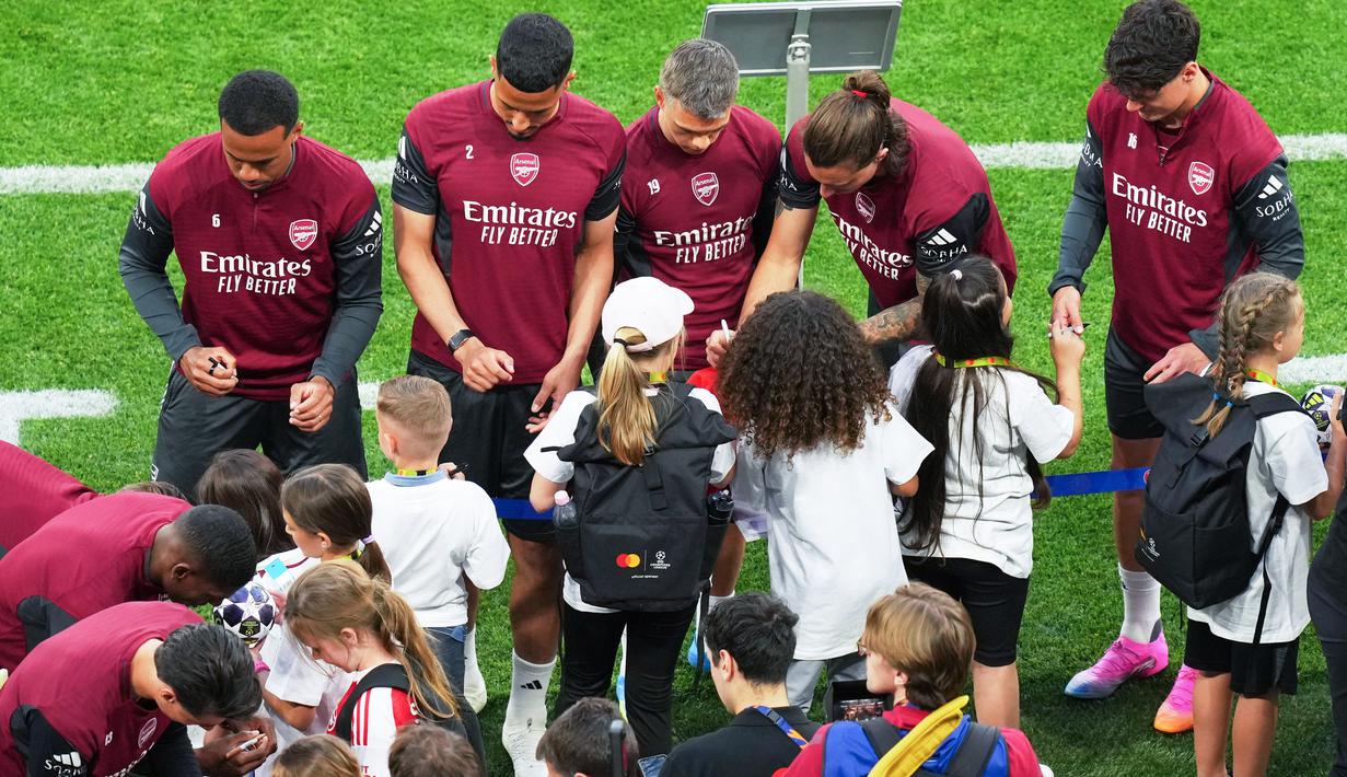 Pemain Arsenal melayani permintaan tanda tangan para fans cilik saat sesi latihan jelang hadapi PSG di final Liga Champions di Puskas Arena, Budapest, Hungaria, Jumat (29/5/2026). (AP Photo/Vadim Ghirda)
