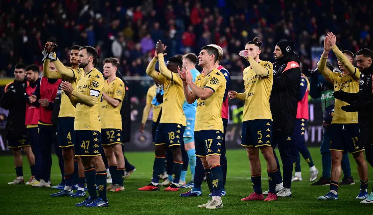 Sejumlah pemain Genoa memberikan tepuk tangan untuk pendukung mereka setelah laga lanjutan Liga Italia 2023/2024 melawan Juventus di Stadion Luigi Ferraris, Genoa, Italia, Sabtu (16/12/2023) dini hari WIB. Laga tersebut berakhir dengan skor 1-1. (AFP/Marco Bertorello)