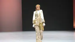 Model memperagakan busana berbahan Batik Tulis Jombang dalam koleksi AKASA DHARANI karya Lia Afif pada Indonesia Fashion Week (IFW) 2026 di Jakarta, Jumat, 31 Juli 2026. (KLY/Budy Santoso)