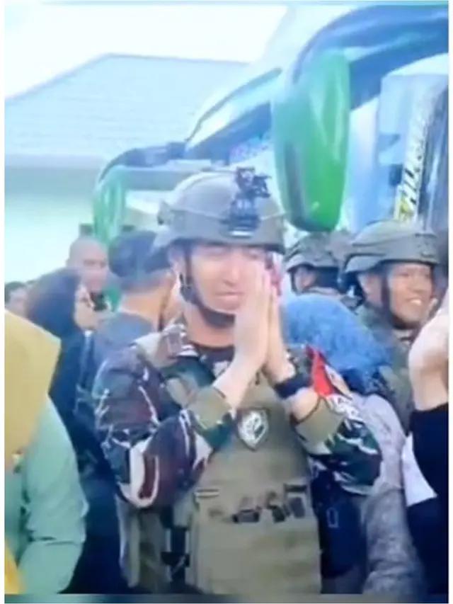 6 Potret Lettu Fardhana Diserbu Emak-Emak Minta Foto Bareng, Mendadak Banyak Fans